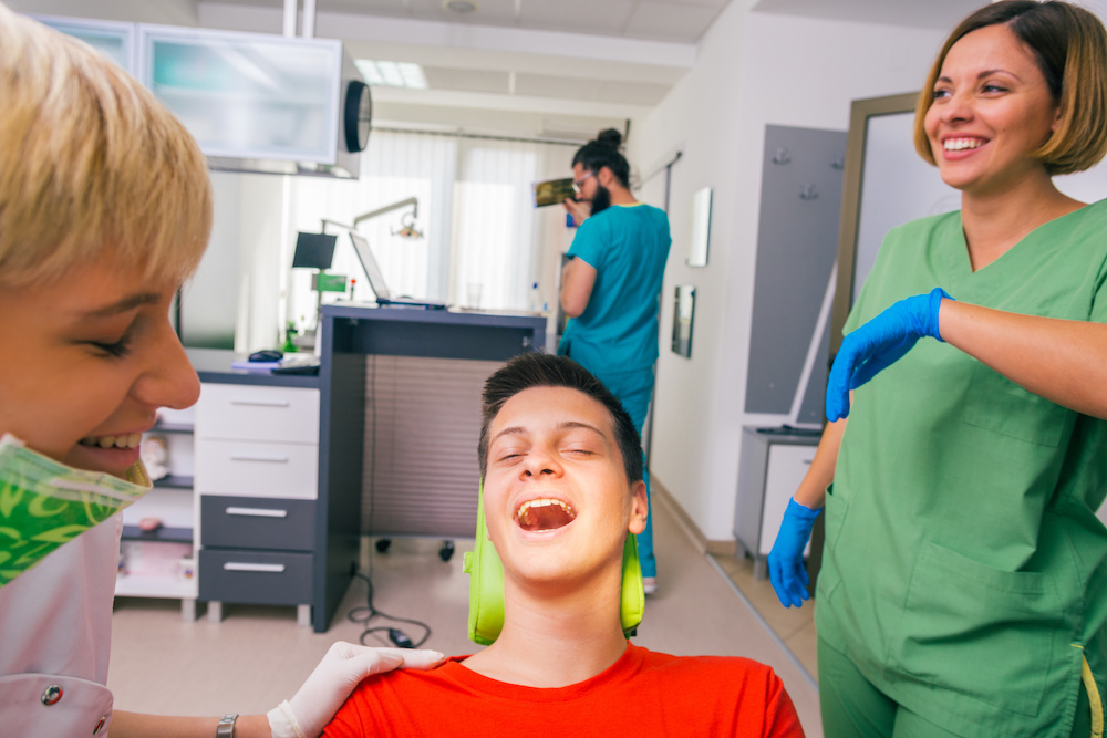 Kinder und Jugendliche sollten häufiger als zwei Mal pro Jahr zum Zahnarzt gehen